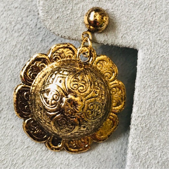 Vintage 80’s Gold Tone Mandala Dome Flower Post 1in Earrings - Picture 10 of 11